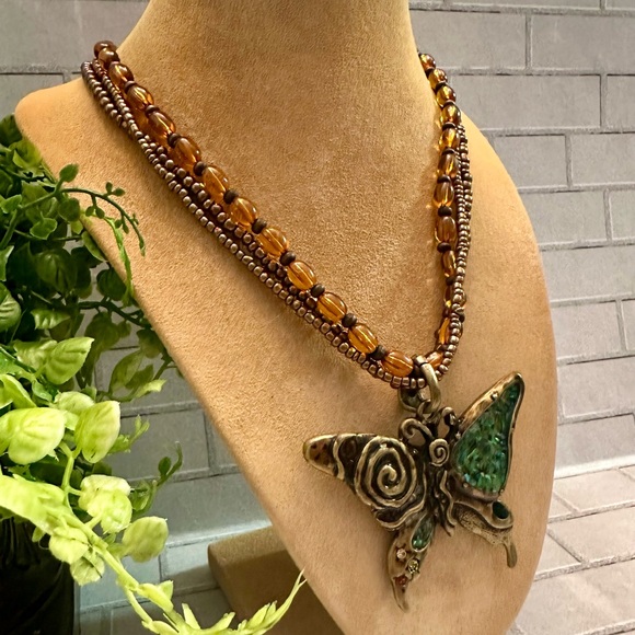 Butterfly pendant necklace - Picture 4 of 7